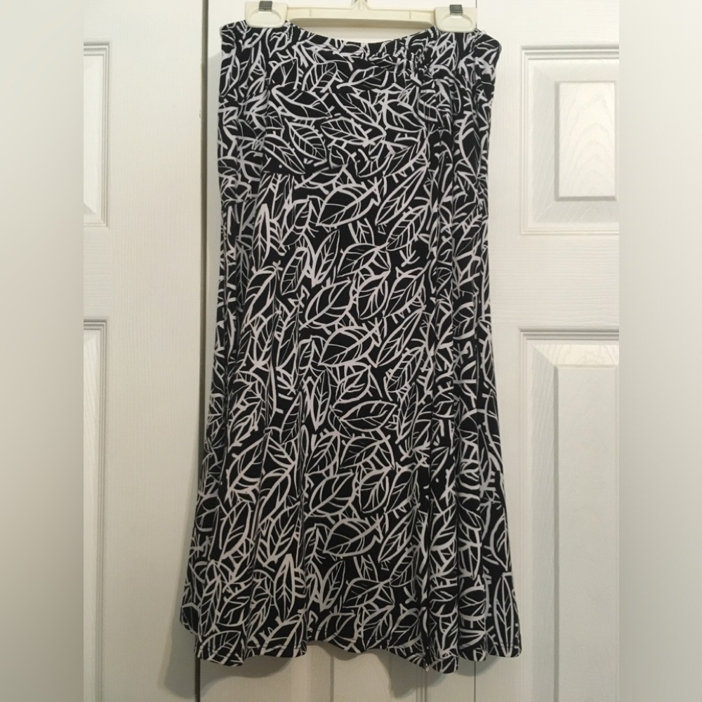 Worthington stretch skirt size XS black and white